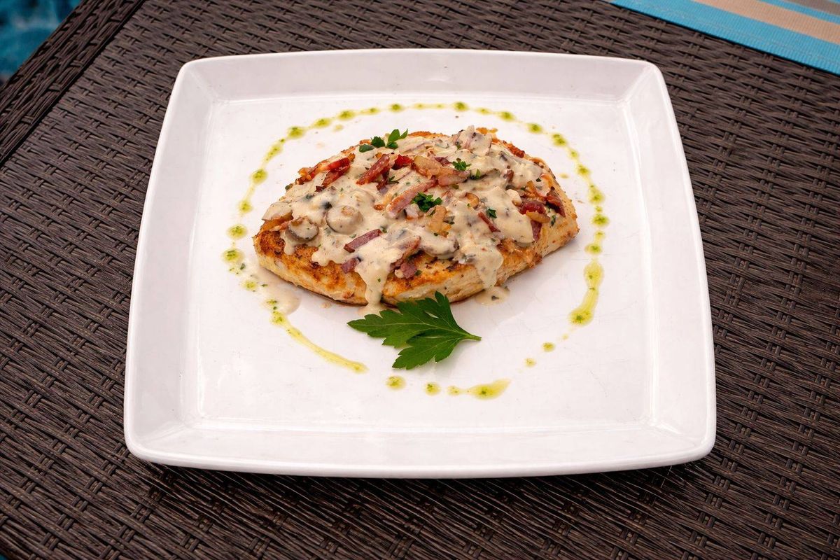 Piept de Pui în Sos Veloute cu Ciuperci, Bacon și Verdețuri